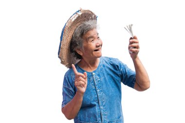 Mutlu yaşlı çiftçi kadın beyaz bir arka plan üzerinde bir para tutan.