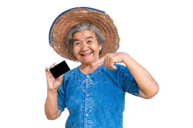 Mutlu yaşlı çiftçi kadın beyaz bir arka plan üzerinde akıllı kart tutan.