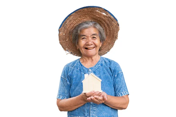 Ευτυχισμένο Παλιό Αγρότη Γυναίκα Κρατώντας Μικρό Ξύλινο Σπίτι Λευκό Φόντο — Φωτογραφία Αρχείου