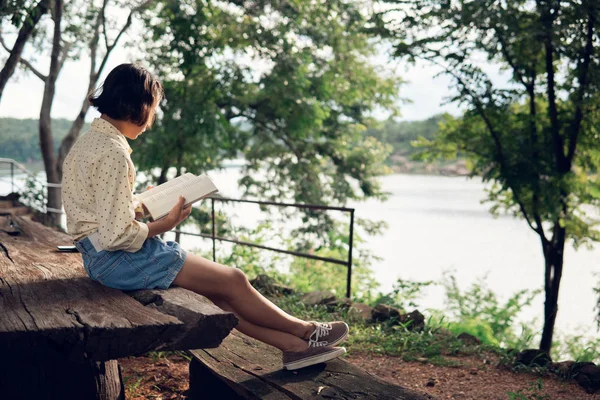 Asiatico Ragazza Reading Libro Durante Hobby Tempo — Foto Stock