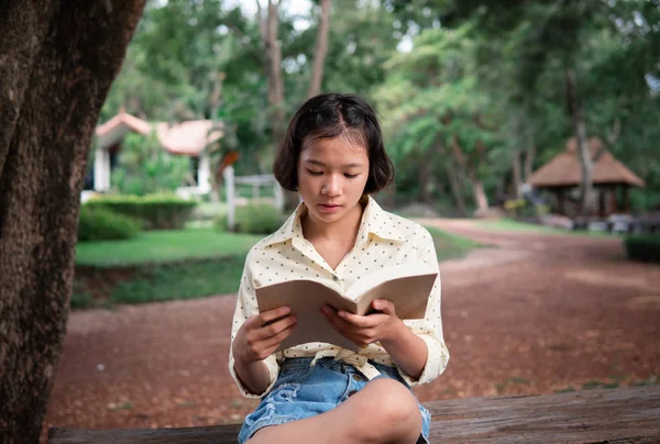 Asiatico Ragazza Reading Libro Durante Hobby Tempo — Foto Stock