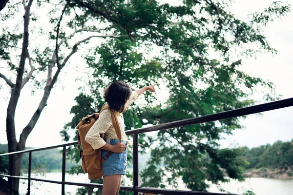 Ázsiai Lány Hátizsák Park Háttér Utazás Utazás Nyaralás Koncepció — Stock Fotó