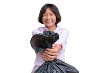 Beyaz arka plan üzerinde bin çanta tutan Sevimli Asyalı kız.