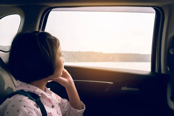 かわいいです女の子で車で旅行休日 — ストック写真