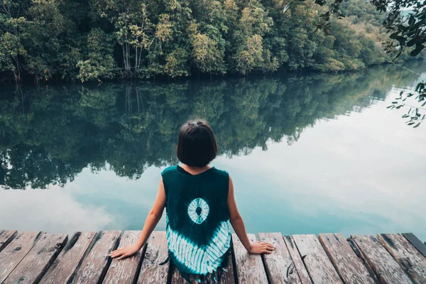 Schattig Meisje Zitten Houten Plank Rusten Kijken Rivier — Stockfoto