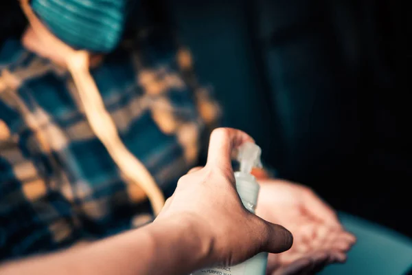 Frau Reinigt Eine Hand Mit Alkohol Gel Bevor Sie Durch — Stockfoto