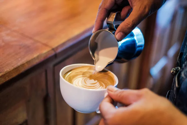 Hand Barista Gießt Milch Auf Kaffee Latte Blume Form Weißer — Stockfoto