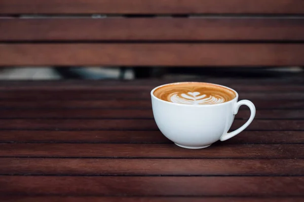 Heiße Kaffeetasse Herzform Auf Holztisch Gestellt — Stockfoto