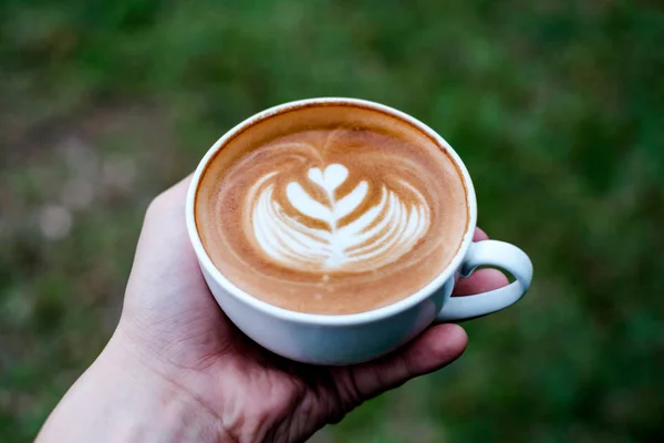 Hand Links Hält Latte Kaffeetasse Mit Herzform Tiefen Wald — Stockfoto