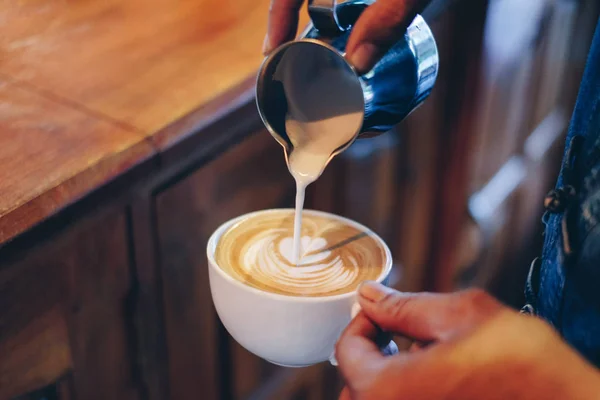 Hand Barista Gießt Milch Auf Kaffee Latte Blume Form Weißer — Stockfoto