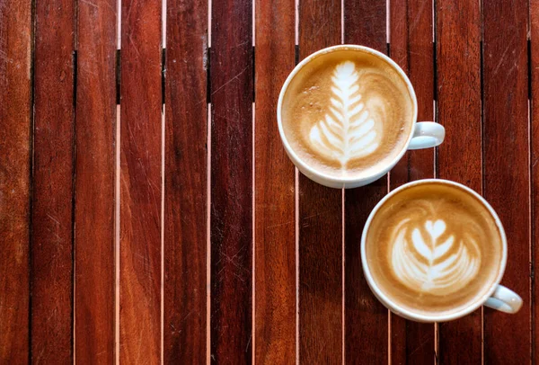 Zwei Kaffeetassen Blatt Und Herz Geformt Auf Holztisch — Stockfoto