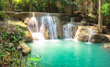 Şelale tropikal yağmur ormanları huai doğal mae khamin Milli Parkı, kanchanaburi, Tayland