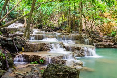 Şelale derin orman manzaralı, huai doğal mae khamin ulusal park, kanchanaburi, Tayland