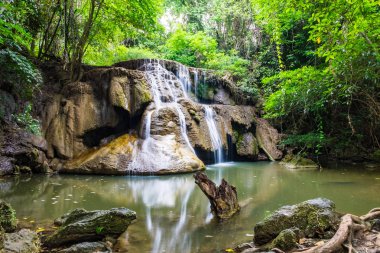 Şelale cliff yağmur ormanlarında, huai günlüğüyle mae khamin Milli Parkı, kanchanaburi, Tayland