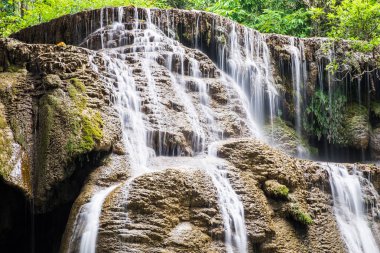 Şelale yumuşak doğal doğal huai, mae khamin ulusal park, kanchanaburi, Tayland