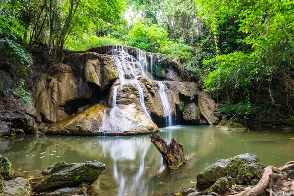 Şelale cliff yağmur ormanlarında, huai günlüğüyle mae khamin Milli Parkı, kanchanaburi, Tayland