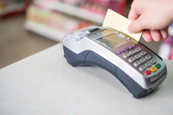 Hand Swiping Credit Card Payment Terminal Supermarket — Stock Photo, Image