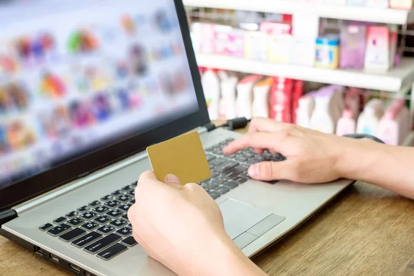 Hand Hålla Kreditkort Och Använder Laptop Betalande Shopping Online — Stockfoto