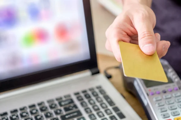 Hand Betala Kreditkort Betalterminalen Som Med Laptop Stormarknad — Stockfoto