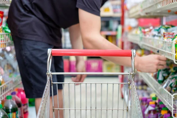 Customer Shopping Cart Choosing Product Supermarket — Stock Photo, Image