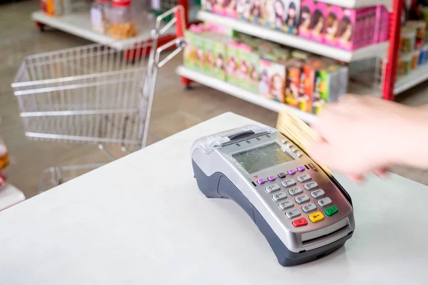 Mano Deslizando Tarjeta Crédito Terminal Pago Supermercado Fotos de stock libres de derechos