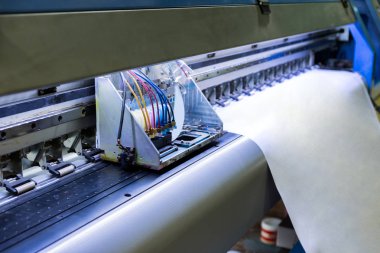 Mürekkep püskürtmeli yazıcı kafası renk boş vinil afiş üzerinde çalışma