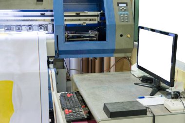 Vinil afiş bilgisayar kontrolü ile çalışan büyük mürekkep püskürtmeli yazıcı