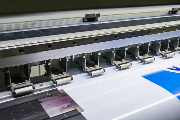 Εκτυπωτής Inkjet Μηχάνημα Συσκευή Εκτελεί Κίνηση Λευκό Βινύλιο — Φωτογραφία Αρχείου