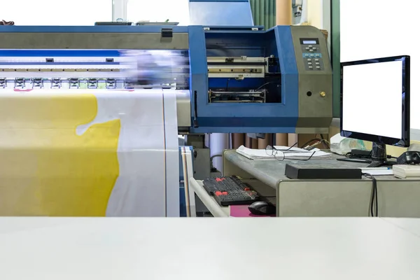 Grande Impressora Jato Tinta Trabalhando Banner Vinil Com Controle Computador — Fotografia de Stock