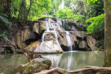 Şelale tropikal yağmur ormanları güzel doğal huai, mae khamin ulusal park, kanchanaburi, Tayland