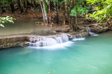 Huai, tropikal yağmur ormanları üzerinde akan şelale mae khamin Milli Parkı, kanchanaburi, Tayland
