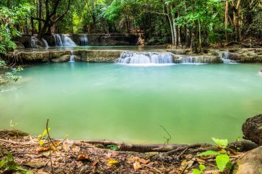 Şelale derin orman huai mahallinde ahşap ile mae khamin Milli Parkı, kanchanaburi, Tayland