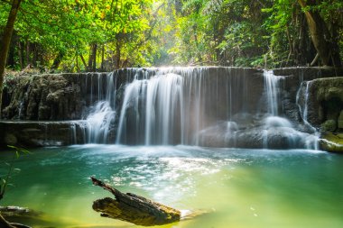 Şelale derin orman manzaralı, huai doğal mae khamin ulusal park, kanchanaburi, Tayland