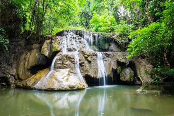 Şelale derin orman manzaralı, huai doğal mae khamin ulusal park, kanchanaburi, Tayland