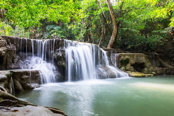 Şelale derin orman manzaralı, huai doğal mae khamin ulusal park, kanchanaburi, Tayland