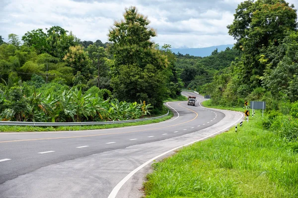 Asfalt karayolu kırsal tepede kamyonla kavisli