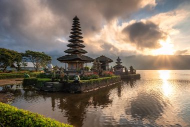 Antik tapınak (Pura Ulun Danu Bratan) sabah güneş ışığı ile. Bali, Endonezya