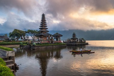 Bali, Endonezya turizm kürek ve gündoğumu gökyüzüne ile antik Pura Ulun Danu Bratan Tapınak