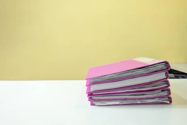 Pilha Documentos Arquivo Conta Mesa Branca Com Fundo Amarelo — Fotografia de Stock