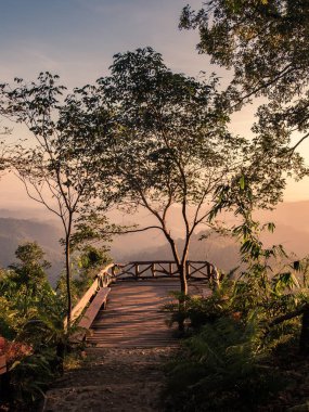 Dağ ağaç köprü görünümü noktası gündoğumu Milli Parkı, thongphaphum, kanchanaburi, Tayland ile