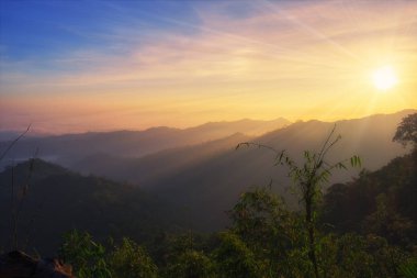 Sunrise renkli dağ manzaralı sabah, kanchanaburi, Tayland