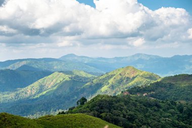 Dağ satır ve mavi gökyüzü tepe üzerinde