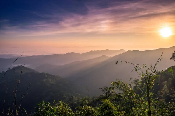 Montaña Niebla Suave Amanecer Escénico Por Mañana Thongphaphum Kanchanaburi Tailandia — Foto de Stock