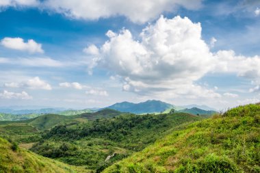 Yeşil dağ tepe bulut mavi gökyüzü ile