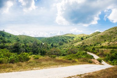 Toprak yolun eğri en yüksek Dağı'nda