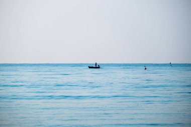 Siluet balıkçı balıkçılık mavi deniz güzel sabah doğal