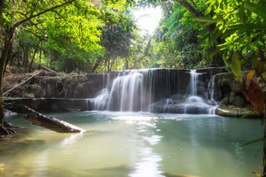 Şelale tropikal yağmur ormanları güzel doğal huai, mae khamin ulusal park, kanchanaburi, Tayland