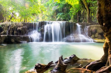 Şelale tropikal yağmur ormanları huai doğal mae khamin Milli Parkı, kanchanaburi, Tayland
