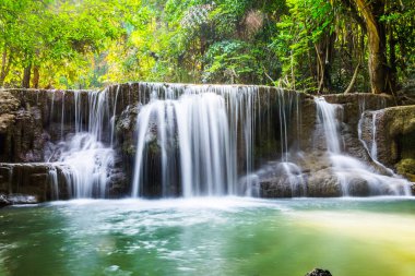 Şelale doğal doğal güneş ışığı, huai mae khamin Milli Parkı, kanchanaburi, Tayland