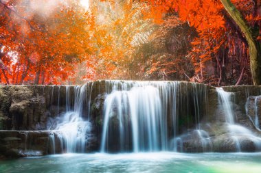 Şelale sonbahar derin orman manzaralı doğal güneş ışığı, huai mae khamin Milli Parkı, kanchanaburi, Tayland